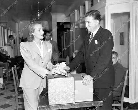 news photo citizen Marlene Dietrich shows up to vote 45bx04-36