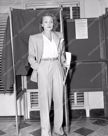 news photo citizen Marlene Dietrich shows up to vote 45bx04-37