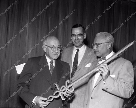 news photo Cecil B. DeMille who never won an award for nuffin is getting one 45bx04-44
