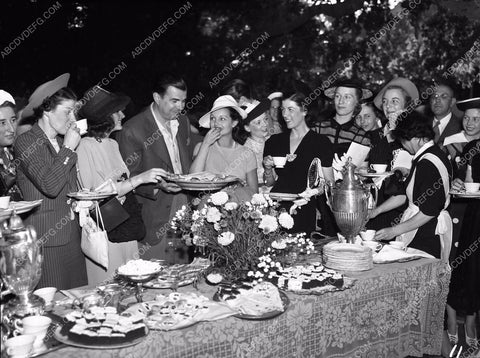 Ken Murray Rochelle Hudson at Hollywood Party enjoying the buffet 45bx05-34