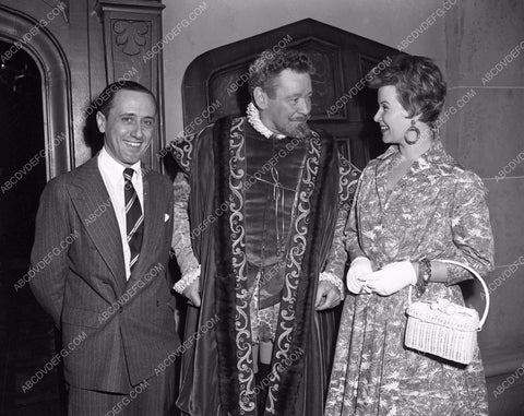 Herbert Marshall visited by friends on set The Virgin Queen 45bx06-248