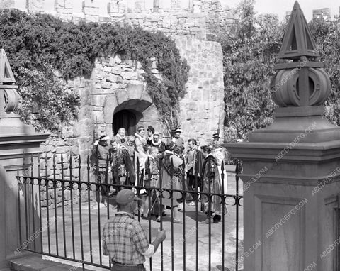 cast and crew behind the scenes film The Virgin Queen 45bx06-263