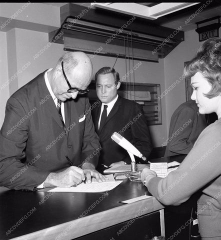 news photo James Roosevelt (son of president) applies for job 45bx07-098