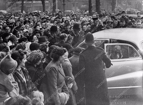 Stan Laurel Oliver Hardy arrive Grantham England 1947 tour 45bx08-276
