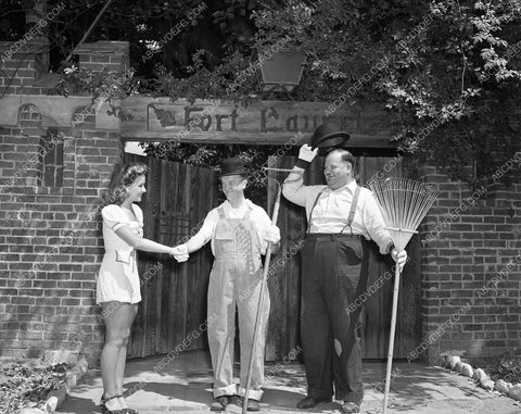 candid Stan Laurel Oliver Hardy tend garden at home in backyard 45bx08-302
