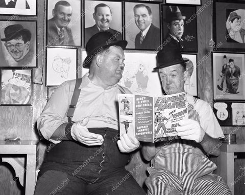 candid Stan Laurel Oliver Hardy readin Captain Marvel comic book 45bx08-308