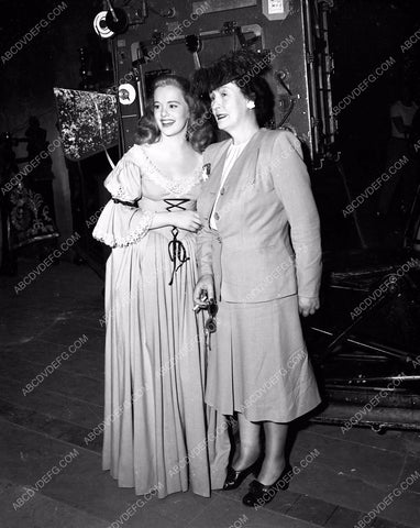 Peggy Cummins behind the scenes film Forever Amber 45fa-100