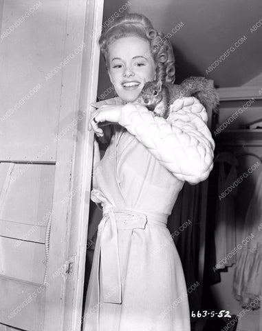 Peggy Cummins behind the scenes w pet squirrel film Forever Amber 45fa-17