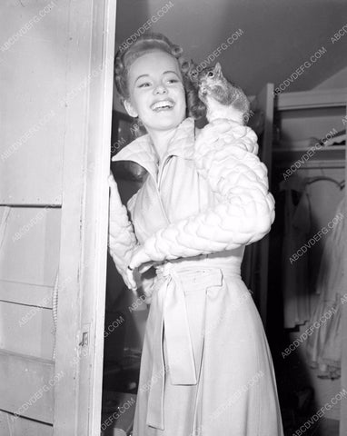 Peggy Cummins behind the scenes w pet squirrel film Forever Amber 45fa-51