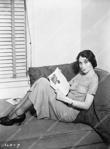 casual Agnes Moorehead at home w a magazine 4721-16