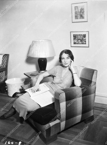 casual Agnes Moorehead at home w a magazine 4721-17