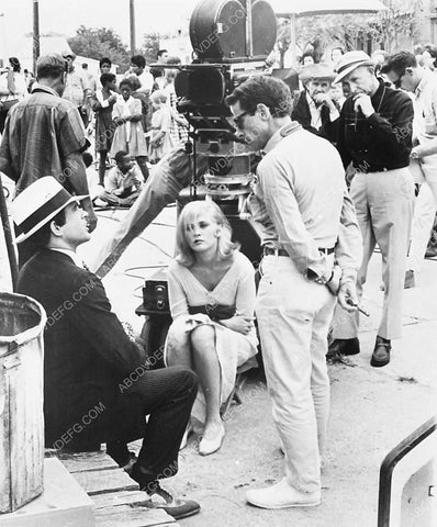 candid Warren Beatty Faye Dunaway Arthur Penn on set Bonnie and Clyde 4803-10