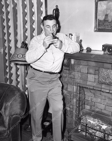 candid silent film Tarzan star Elmo Lincoln at home 4b09-009