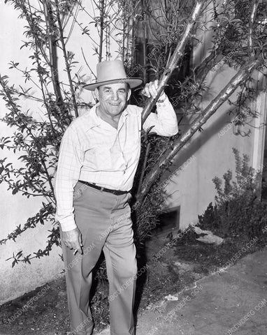 candid silent film Tarzan star Elmo Lincoln at home 4b09-010