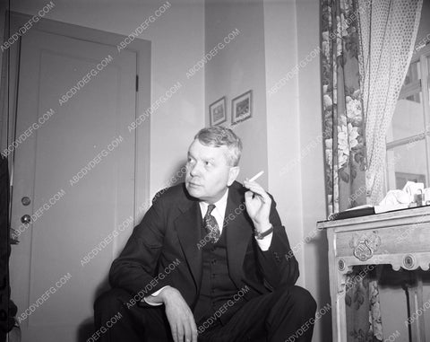 candid Victor McLaglen at home 4b09-069