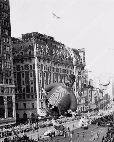 historic New York Macy's Day Parade float Waldorf Astoria Hotel 4b09-285