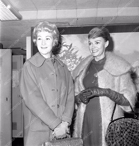 news photo June Lockhart and friend 4b09-414