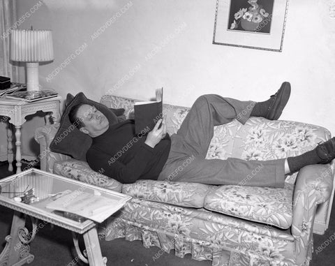 Robert Benchley gives magazine interview of home and life 4b09-512