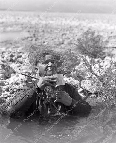 Wallace Beery cast and crew in Death Valley film shoot 4b09-536