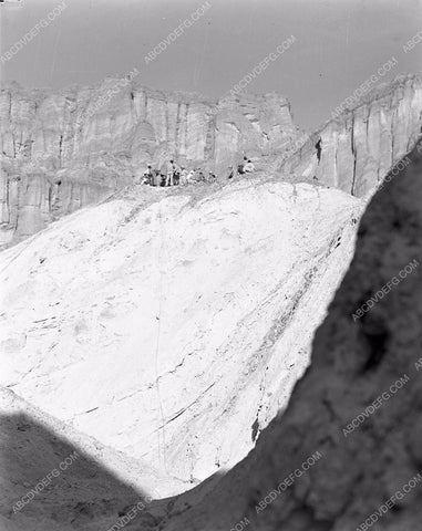Wallace Beery cast and crew in Death Valley film shoot 4b09-537