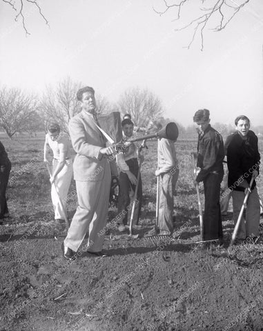 Bob Burns and students geological or horticulture field trip 4b09-619