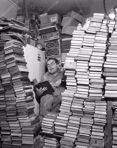 man and his cat just don't have enough books to read 4b10-092