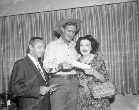 Chuck Connors behind the scenes western TV show The Rifleman 4b10-099