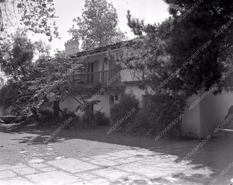 Joseph Cotten gives magazine interview and shows home 4b10-126