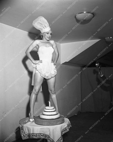 4b10-236 Edward G. Robinson party Marilyn Monroe cuts Birthday cake 4b10-236