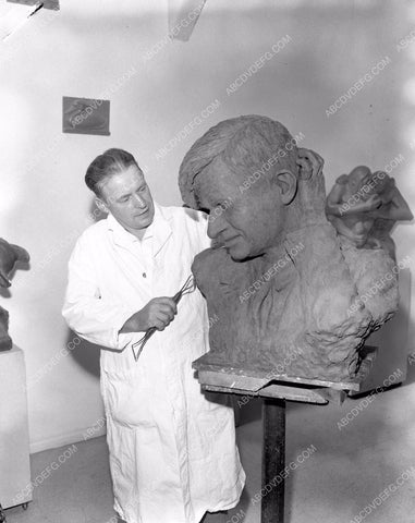 artist carving bust statue of Will Rogers 4b10-259