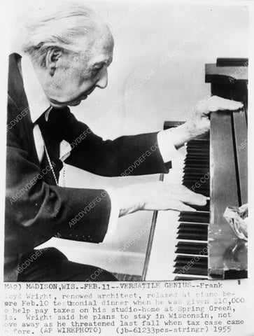 news photo architect Frank Lloyd Wright sits behind the piano at home 4b10-607