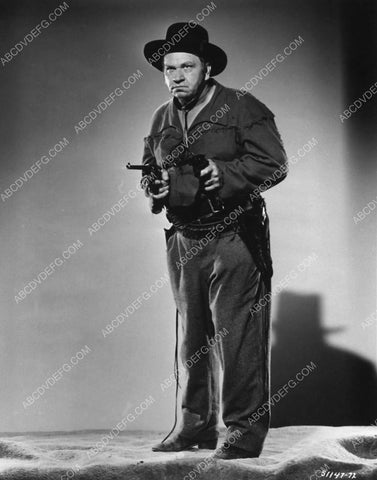 Wallace Beery both pistols drawn 5073-16