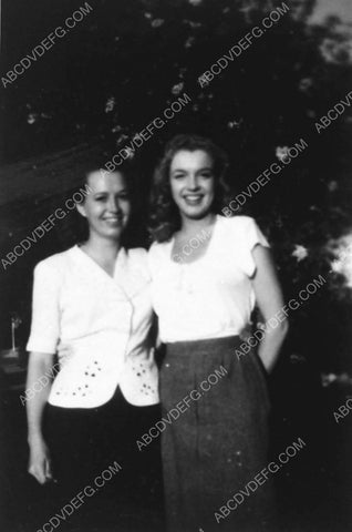 candid Marilyn Monroe w family and friends 5073-32