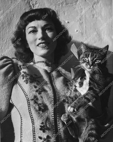 Mrs Rouben Mamoulian and her cat 5253-24
