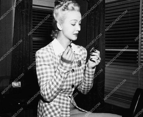 Carole Landis does quick makeup check 5481-03