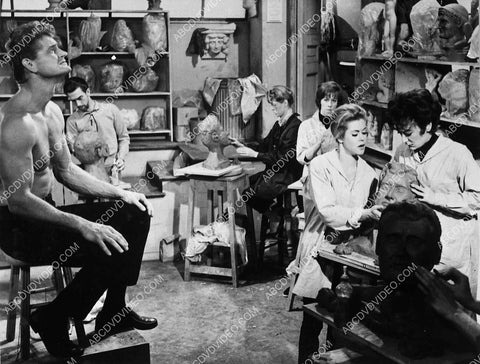 handsome model poses for Carol Burnett & students in sculpture class film Who's Been Sleeping My Bed 5580-20