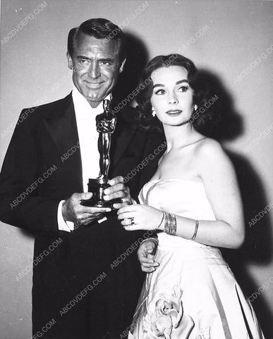 Cary Grant Jean Simmons and the Oscar Statue 5600-04