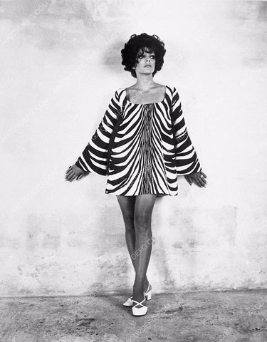 beautiful Joan Collins in groovy fashion 5600-06