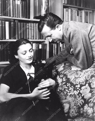 candid Katharine Cornell w her Scotty Terrier dog 5600-14