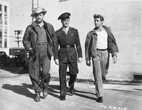 great candid Robert Mitchum Bill Williams Guy Madison 5717-03