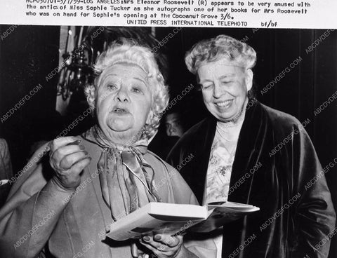 news photo Sophie Ticker signs autograph for Eleanor Roosevelt at Cocoanut Grove 5765a-25