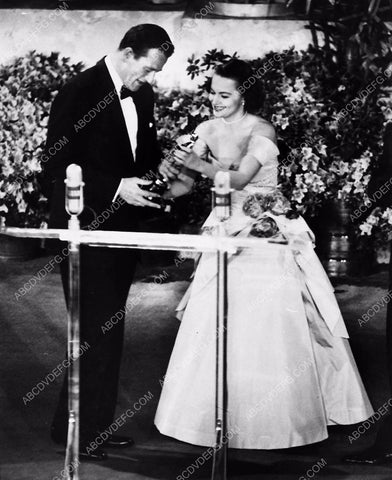 Academy Awards John Wayne Olivia de Havilland on stage w Oscar Statue 5956-17