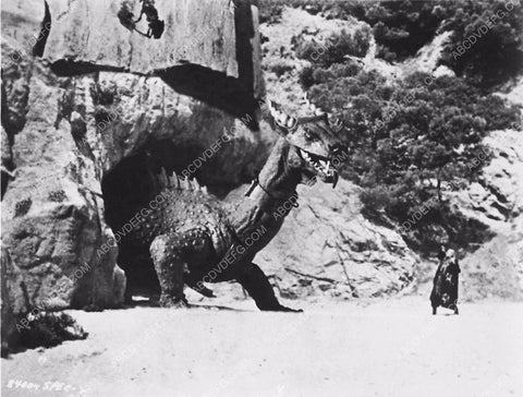 the evil wizard and his dinosaur film The 7th Voyage of Sinbad 5969-05