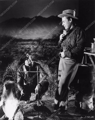 Robert Taylor Brian Donlevy at the campfire film Billy the Kid 5969-14