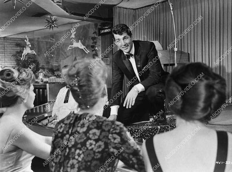 Dean Martin chatting up the ladies film Ocean's Eleven 6121-20