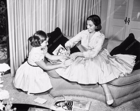 candid Hollywood Marisa Pavan & daughter at home looking at pictures 6252-05