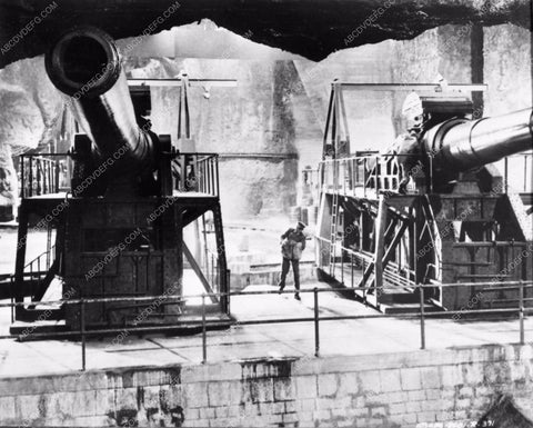 Gregory Peck great set shot of The Guns of Navarone 6252-18