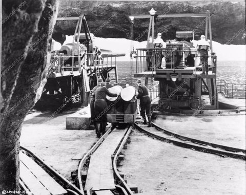 Gregory Peck great set shot of The Guns of Navarone 6252-20