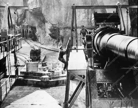 Gregory Peck great set shot of The Guns of Navarone 6252-25
