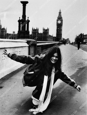athletic Valerie Bertinelli skateboarding on the sidewalks of London 6300-20